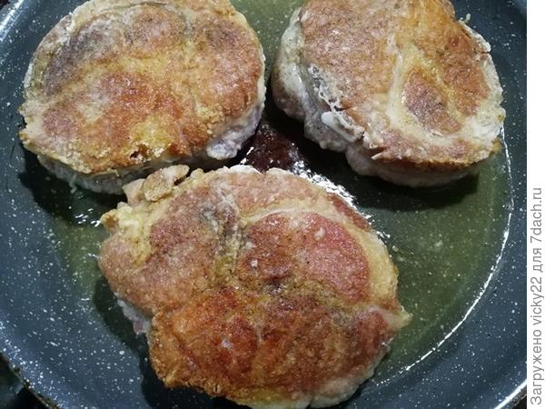 Сочный стейк из свинины с грибами - пошаговый рецепт приготовления с фото