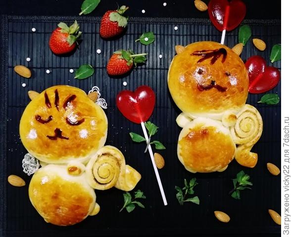 Угощаю всех булочками-котиками)))
