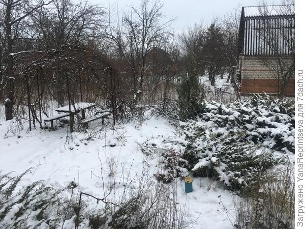 Вот такой пейзаж открывается с порога дома