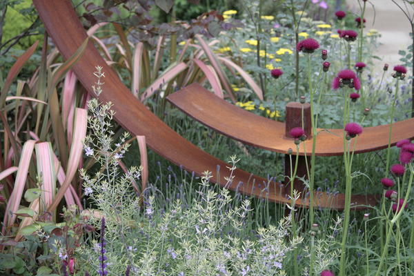 Ржавый декор очень часто используют дизайнеры для создания тематических садов на ландшафтных выставках и фестивалях