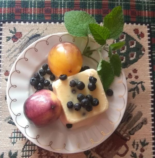 Томатный пломбир, черника и томат 'Черничный пломбир'. Мы заинтригованы! Фото Аллы Федоровой (4akvadrat)
