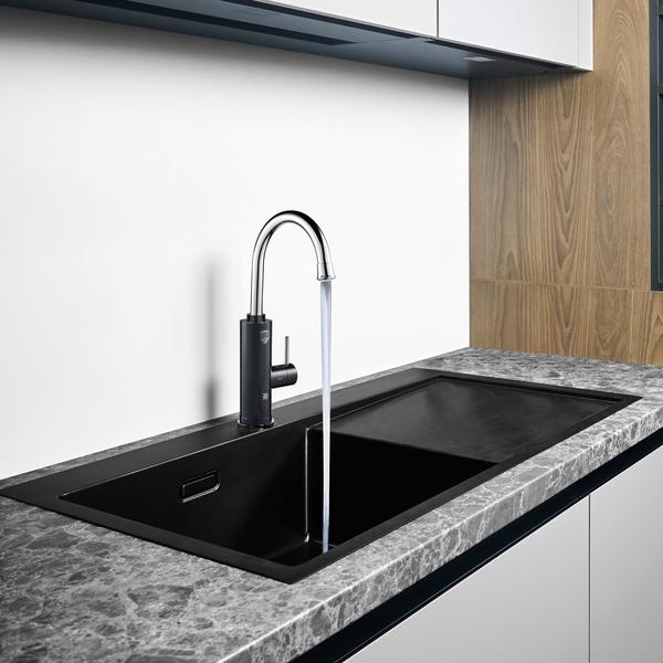 Водонагреватель-кран QuickTap от Royal Thermo имеет привычную регулировку напора и температуры воды. Для подключения нужна только электрическая розетка