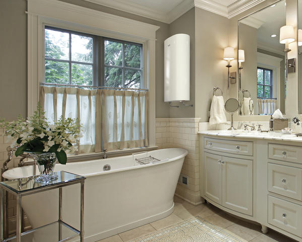 Накопительные водонагреватели средних объемов подходят и для кухни, и для душевых, а устанавливать их можно в любой точке дома