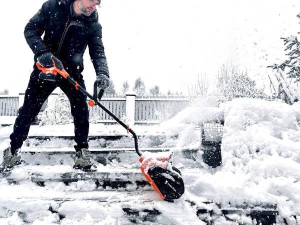 Электролопата - реальный помощник на даче зимой. Фото с сайта yardfox.ru