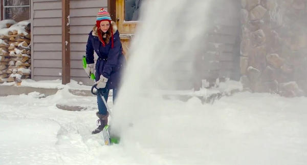 Главное преимущество электролопаты - её мобильность. Фото с сайта greenworks-russia.ru
