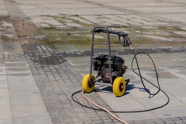 Бензиновые модели - мощные и крупные. Для дачи резонно покупать электрические