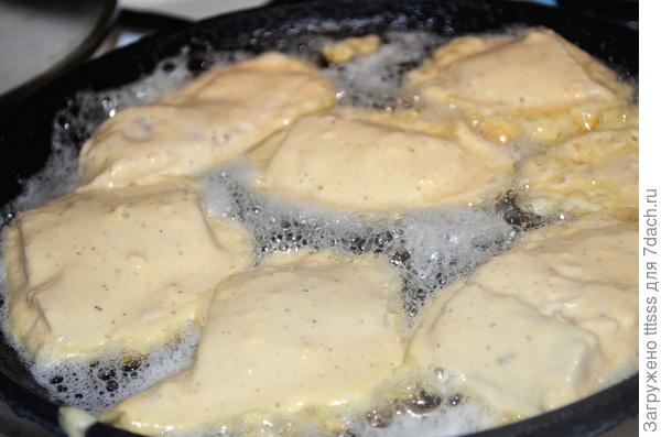 Кладём рыбу в кипящее масло