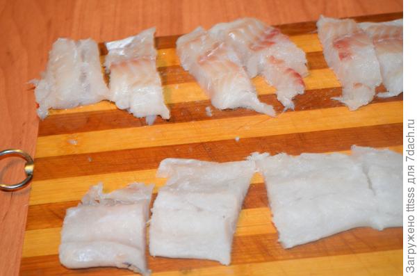 Режем рыбу на кусочки