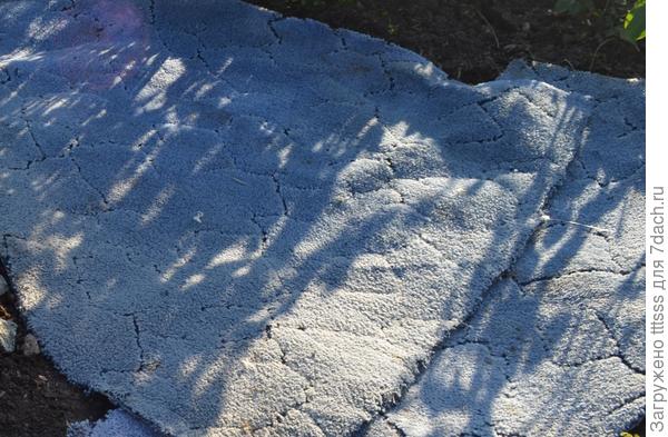 На дно дорожки укладываем ковролин