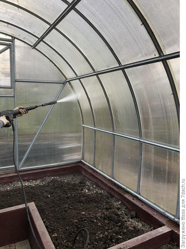 Смываем чистой водой