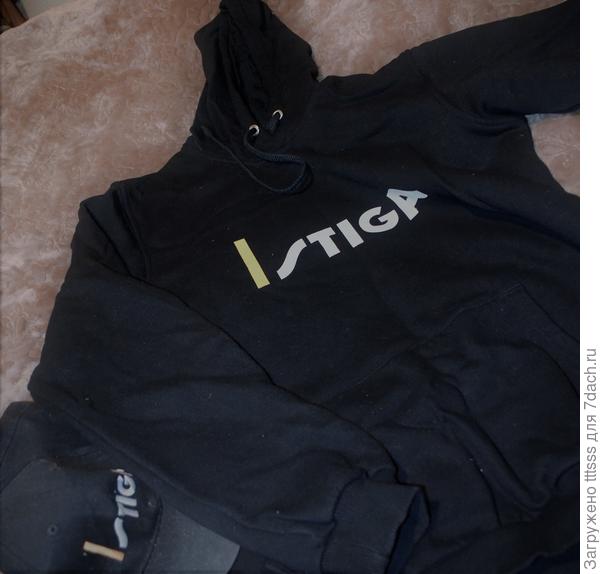 толстовка и бейсболка