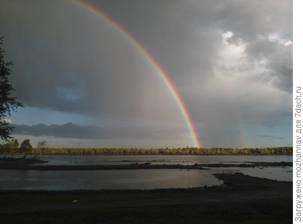 двойная радуга над рекой