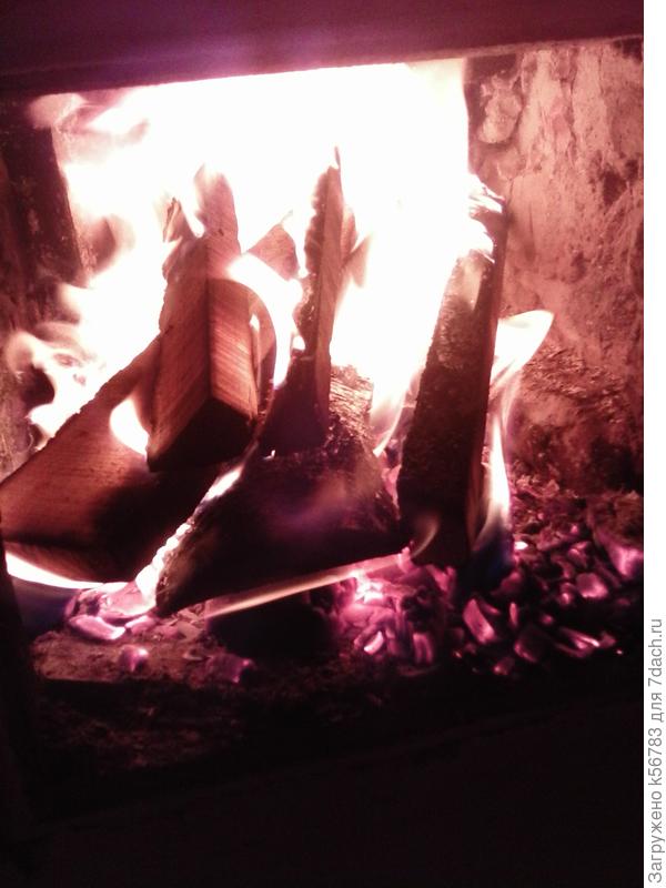 Только что сфотала - печку в доме топлю сейчас...как хорошо, когда в печи поленья потрескивает...