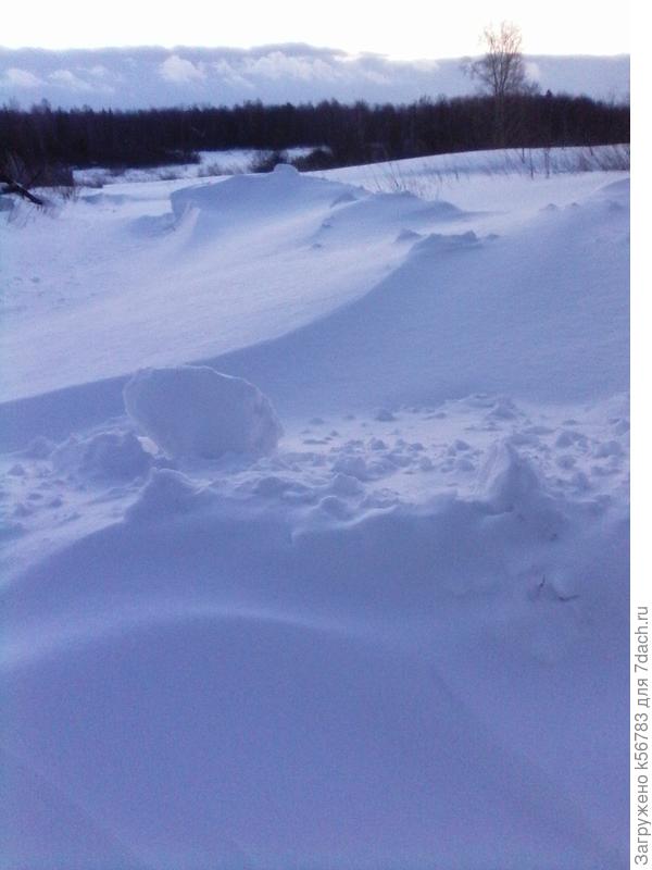 Снежные сугробы на небе и на земле