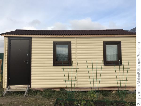 Обшили сайдингом и таким наш домик ушел в первую зиму.