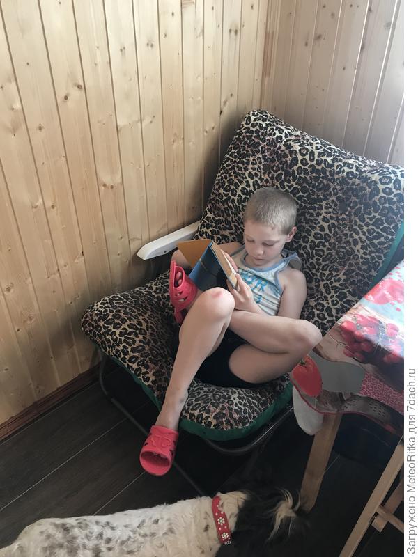 Ребенку спальное место пришлось оборудовать на кухне. Купили ему кресло-раскладушку