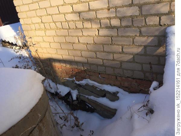 Цоколь в том месте где выведена сливная труба
