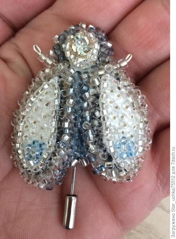 Как же без брошек...