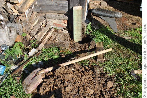 Яма выкопана, подушка из битого кирпича выложена на лист рубероида, деревянный брус отпилен по размеру и установлен