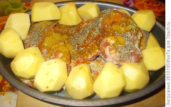 выкладываем картофель к мясу