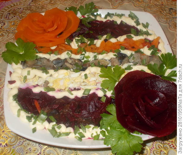 салат с малосольной скумбрией и черносливом