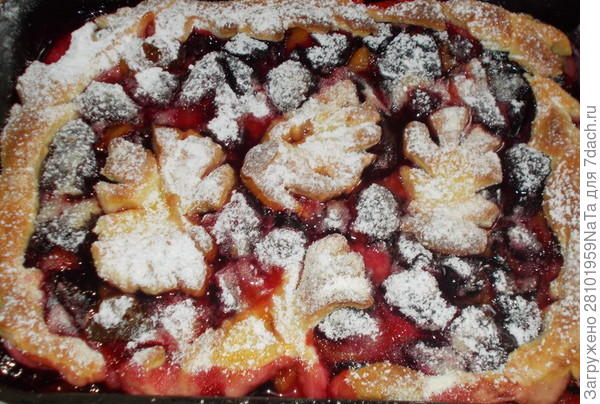 со сливами пирог