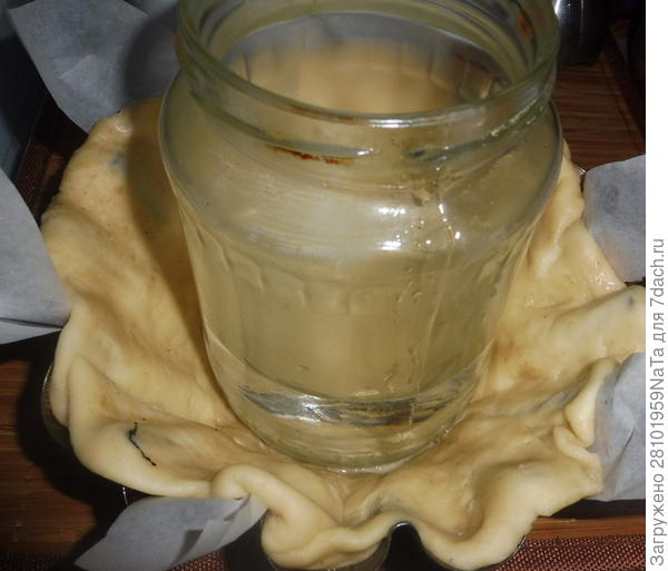 ставим на тесто банку с водой