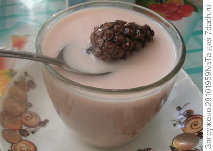 молоко с вареньем из сосновых шишек