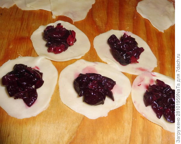 кладем вишню