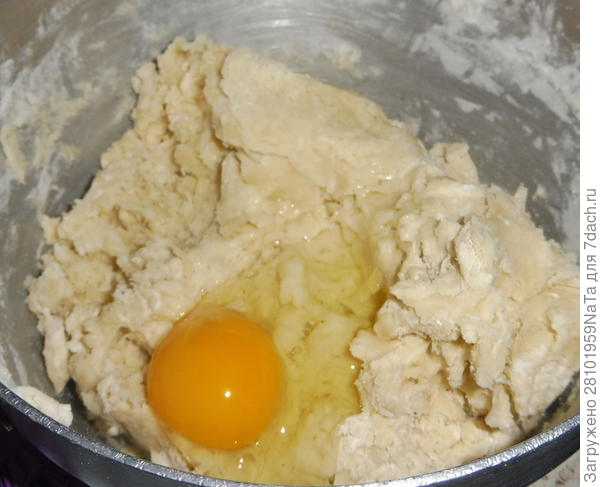 добавляем яйцо