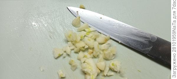нарезаем чеснок