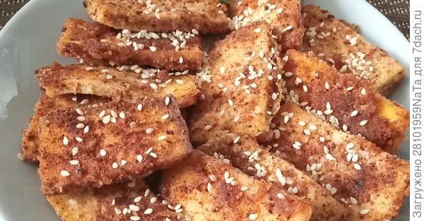 посыпаем кусочки сыра кунжутом
