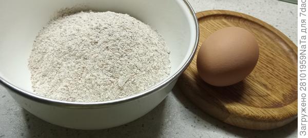 яйцо и панировочные сухари с мукой