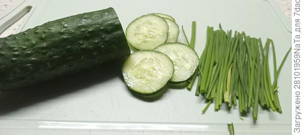 нарезаем огурец кружочками