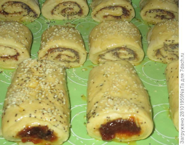 посыпаем кунжутом