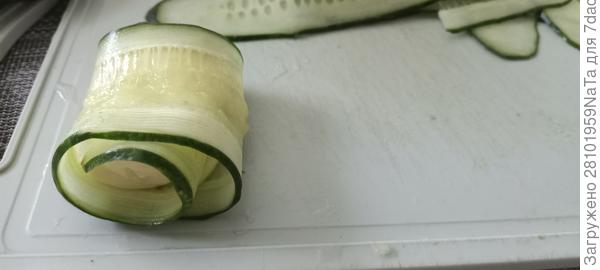 рулетик из огурца и сыра
