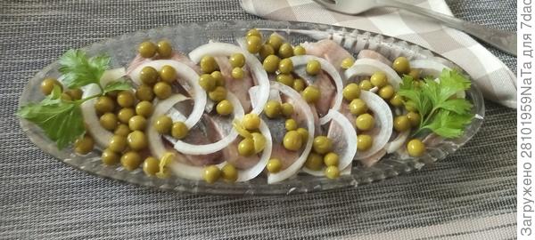 сельдь с луком и горошком