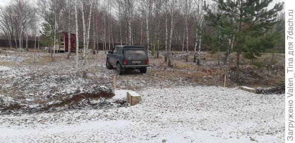 Границы участка справа по березам, слева между группой берез