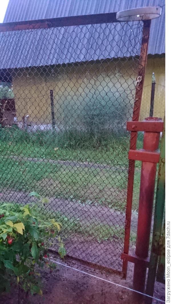 К столбам рамы прикручены на болты ы