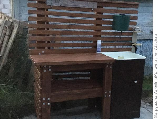 А ещё сделал умывальник у дома