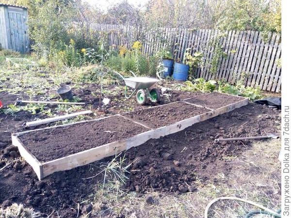грядка установлена на пмж и засыпается плодородной землей