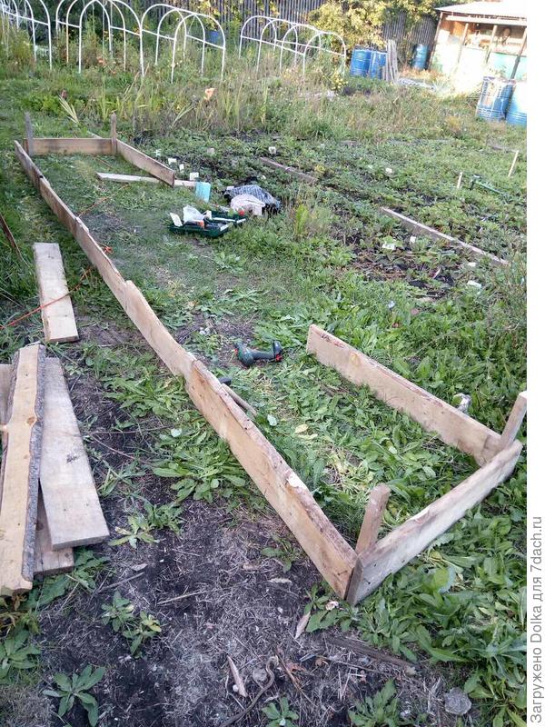 Потом началась сборка. На фото видны белые таблички- на них написано название сорта и дата посадки