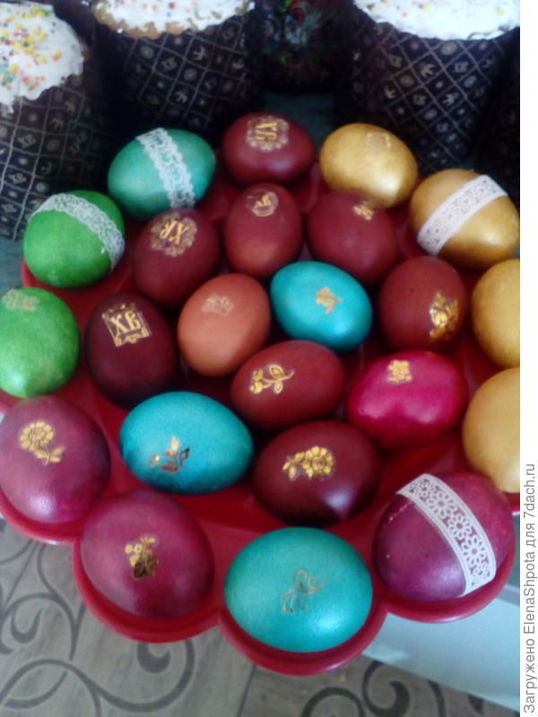 яички крашенные традиционно луковой шелухой и красками