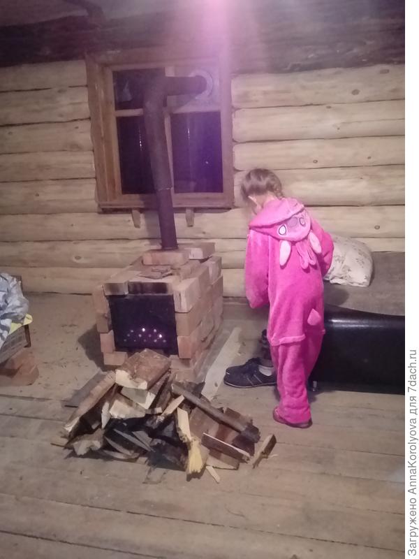 Печку пока не стали убирать, обложили кирпичом, чтоб существо в розовой пижаме не обожглось