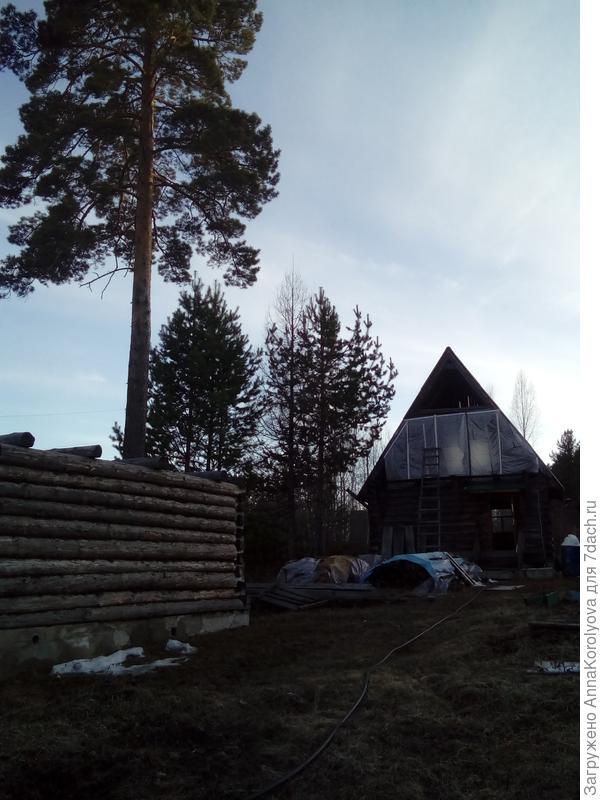 Вид на дом с низа участка