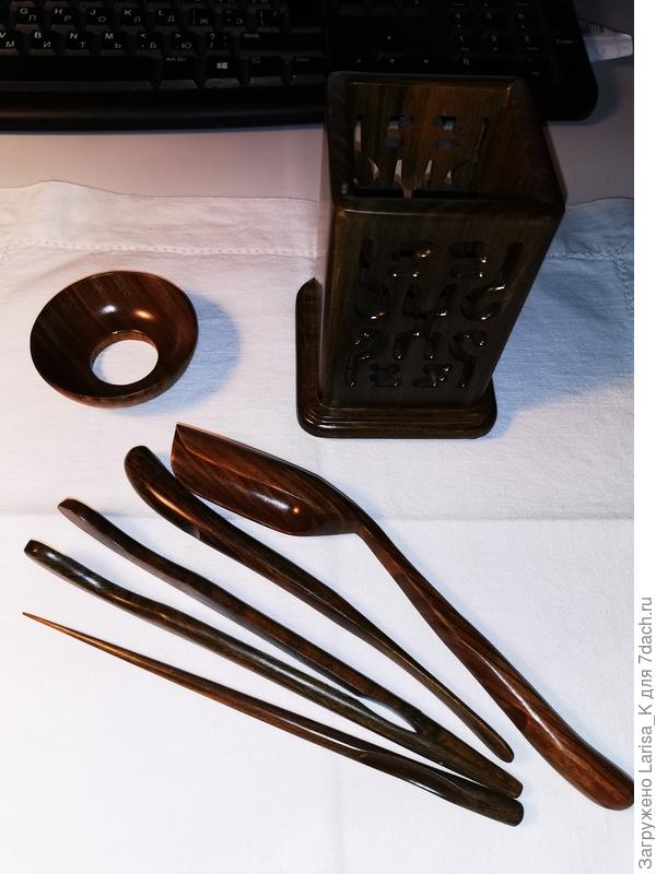 А это принадлежности для заварки чая: мерная ложечка, щипцы, лопаточки, воронка