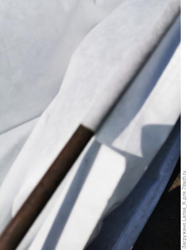 Не очень четко, но видно, как вставляется.