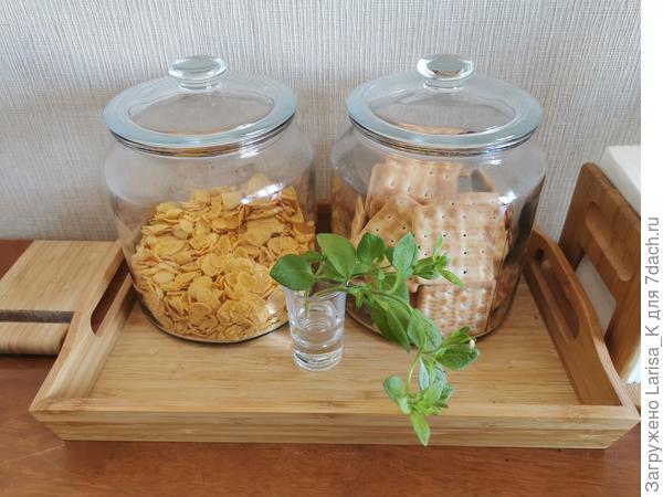 Классические икеевские живут на кухонном столе.