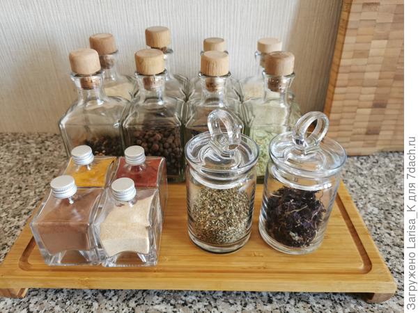 Все специи тоже в баночках. Те, что с деревянными пробками от бальзамического уксуса. Собраны за несколько лет. Даже не знаю, покупаю ради заправки салатов или ради баночек))) Маленькие - пробники от разных сортов оливкового масла.