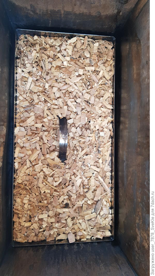 Засыпаем яблоневую щепу